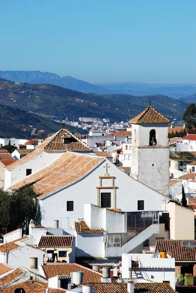 Vista elevada de la iglesia en el centro de la ciudad, Colmenar, España . —  Fotos de Stock