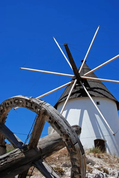 风车在前景中，Carboneras，西班牙砂轮磨. — 图库照片