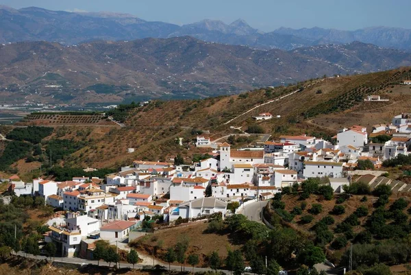 Vista da aldeia caiada de branco e do campo circundante, Iznate, Espanha . — Fotografia de Stock