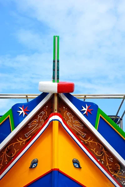 Der Bug eines bunt bemalten traditionellen dghajsa-Bootes, bugibba, malta. — Stockfoto