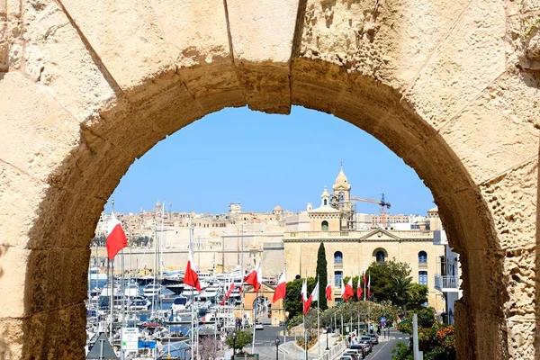 Kijk door middel van een boog leidt naar de oorlog museum en de jachthaven waterkant, Vittoriosa (Birgu), Malta. — Stockfoto