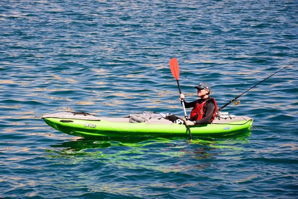 Canoeist в Grand гавані поблизу Vittoriosa набережній, Валлетта, Мальта. — стокове фото