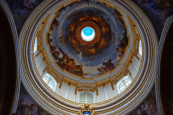 Cúpula mostrando uma cena de crucificação dentro da Catedral de São Paulo também conhecida como Catedral de Mdina, Mdina, Malta . — Fotografia de Stock