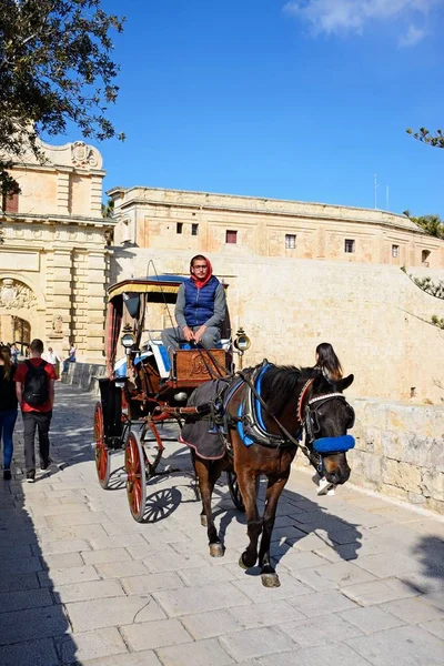 Ló és kocsi átkelés a város gate hídon, Mdina, Málta. — Stock Fotó