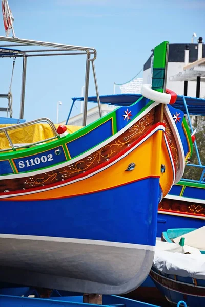 Der Bug eines bunt bemalten traditionellen dghajsa-Bootes in einer Bootswerft, bugibba, malta. — Stockfoto
