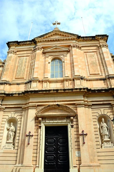 Čelní pohled z farní kostel Panna Maria trápení, Bugibba, Malta. — Stock fotografie