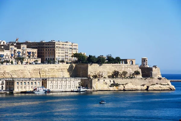 Visa hela Grand Harbour i Valletta city sett från Vittoriosa, Valletta, Malta. — Stockfoto