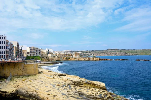 Görünüm St Pauls Bay waterfront ve kıyı şeridi, Bugibba, Malta.