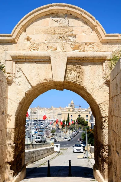 Kijk door middel van een boog die leiden tot de oorlog museum en de jachthaven waterkant, Vittoriosa, Malta. — Stockfoto