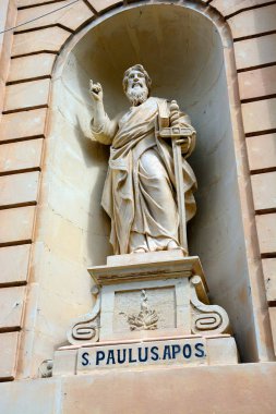 Bir yer ön Parish Kilisesi our lady, acılarını, Bugibba, Malta St Paul heykeli.