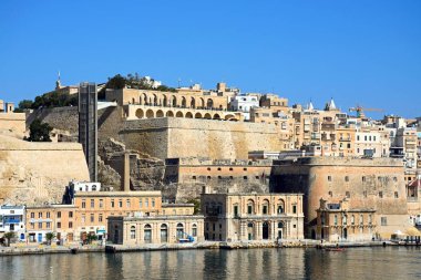 Valletta waterfront binaların üst Barrakka Senglea, Valletta, Malta, Grand Harbour genelinde görüldü bahçeleri de dahil olmak üzere.