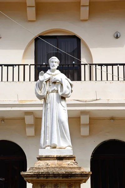 Estátua de Monge fora da igreja paroquial de nossa senhora das dores, Bugibba, Malta . — Fotografia de Stock