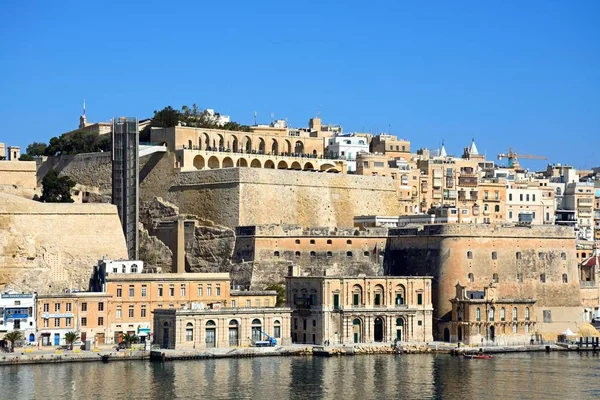 Valletta waterfront byggnader inklusive Upper Barrakka Gardens sett från över Grand Harbour i Senglea, Valletta, Malta. — Stockfoto