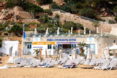 Tüplü ve Şnorkelle Dalma Merkezi sahilde, Golden Bay, Malta.