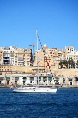 Valletta waterfront binalar arasında ön planda, Valletta, Malta bir yat ile Vittoriosa içinde Harbour Grand görüldü.