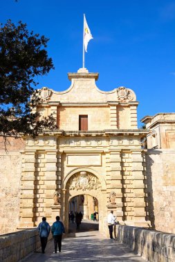 Şehir merkezine, Mdina, Malta önde gelen şehir kapısı yaya geçiş turist.