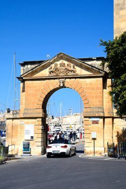 Grand Harbour marina, Vittoriosa, Malta için önde gelen bir kemer geçen araba.