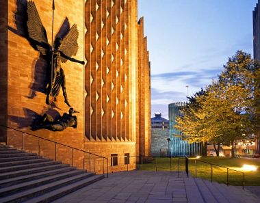 Michael ve ve şeytan heykeli üzerinde Coventry Katedrali gece karanlığında, Coventry, İngiltere'de görüldü.