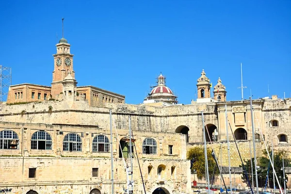 Senglea stad gebouwen gezien vanaf Vittoriosa, Senglea, Malta. — Stockfoto