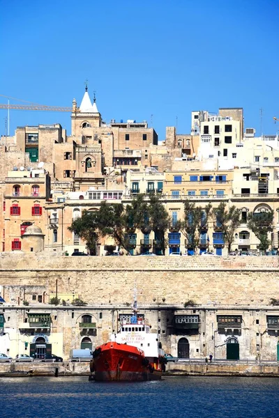 View across the Grand Harbour towards Valletta city seen from Vittoriosa, Valletta, Malta. — Stock Photo, Image