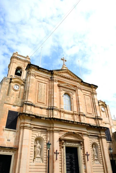 Čelní pohled z farní kostel Panna Maria trápení, Bugibba, Malta. — Stock fotografie