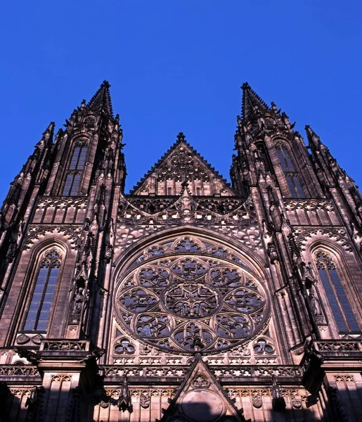 Saint Vitus Cathedral west front looking up, Prague, Czech Republic . — стоковое фото