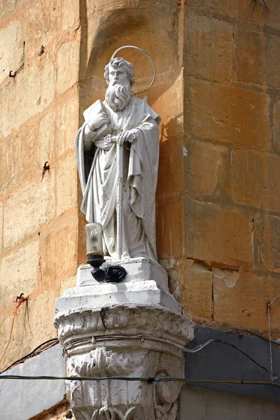 Szobra a Szent Pál-ban egy alkóv a sarkon egy épület, Bugibba, Málta. — Stock Fotó