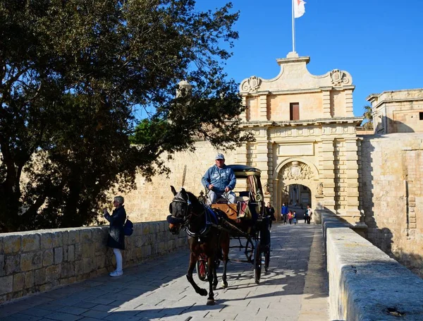 Ló és kocsi átkelés a város gate hídon, Mdina, Málta. — Stock Fotó