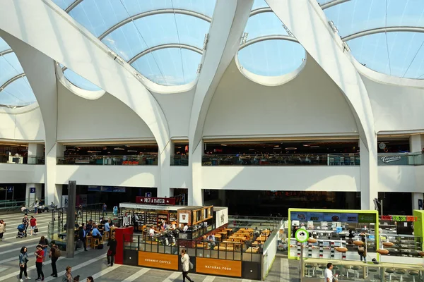 Grand Central butiker och restauranger i New Street järnvägsstation, Birmingham, Storbritannien. — Stockfoto