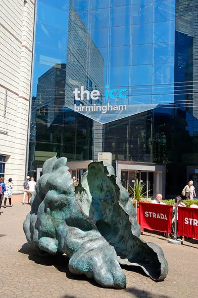 A batalha dos deuses e gigantes escultura que conduz para a parte traseira do ICC em Brindleyplace, Birmingham, Reino Unido . — Fotografia de Stock