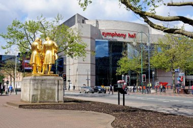 Heykeli Matthew Boulton, James Watt ve William Murdoch ile Symphony Hall arkaya, Birmingham, İngiltere'de William Bloye tarafından.