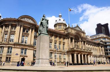 Kraliçe Victoria ile arka, Victoria Square, Birmingham, İngiltere'de Konseyi evine heykeli.
