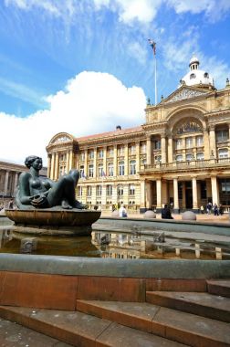  Nehir çeşme ile arka, Victoria Square, Birmingham, İngiltere'de Konseyi evine.