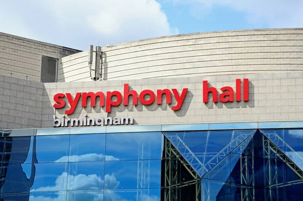 Parte do edifício Symphony Hall mostrando o nome, Centenary Square, Birmingham, Reino Unido . — Fotografia de Stock