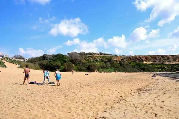 Turisté relaxaci na pláži, Golden Bay, Malta. — Stock fotografie