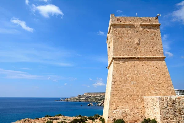 艾因图菲哈瞭望塔俯瞰大海和悬崖，金海湾，马耳他. — 图库照片