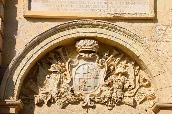 St Pauls Cathedral, Mdina Cathedral, Mdina, Málta néven az első címer. — Stock Fotó