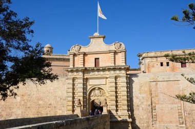 Önde gelen şehir kapısı ve Şehir Merkezi, Mdina, Malta için yaya köprüsü.