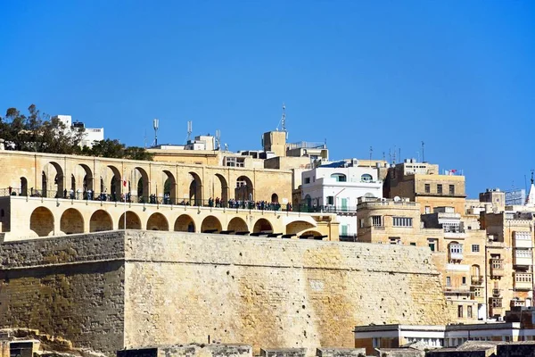 Valletta waterfront gebouwen met inbegrip van de Upper Barraca tuinen gezien vanaf de overkant van de Grand Haven in Senglea, Valletta, Malta. — Stockfoto
