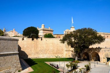 Önde gelen şehir kapısı ve Şehir Merkezi, Mdina, Malta için yaya köprüsü.