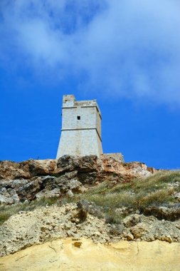 Uzun kıyı şeridi, Golden Bay, Malta bakan Ghajn Tuffieha watchtower görünümünü.