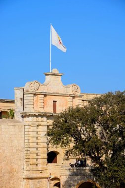 Bir atı ile kasaba Gate görünümünü taşıma yaya köprüsü üzerinde Mdina, Malta çizilmiş..