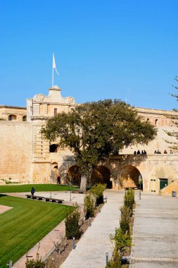 Önde gelen şehir kapısı ve Şehir Merkezi, Mdina, Malta için yaya köprüsü.