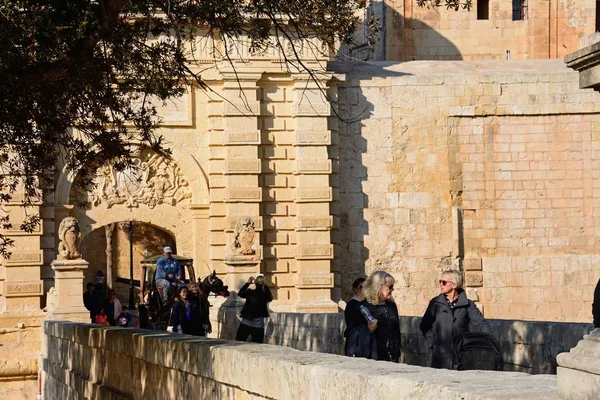 Ló és a szállítás és a turisták, átkelés a város gate hídon, Mdina, Málta. — Stock Fotó