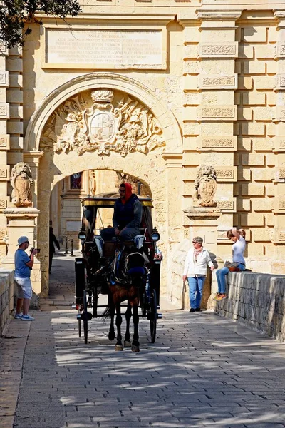 Ló és kocsi átkelés a város gate hídon, Mdina, Málta. — Stock Fotó