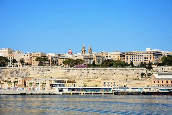 Valletta waterfront épületek látott-ból keresztül a nagy kikötőtől, a Vittoriosa, Valletta, Málta. — Stock Fotó