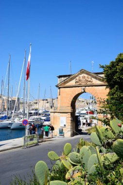 Marina ön planda, Vittoriosa, Malta kaktüs inciri ile önde gelen kemer.
