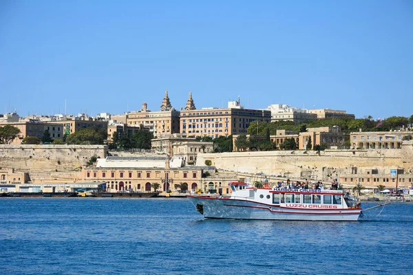 Visa hela Grand Harbour mot Valletta stad sett från Vittoriosa med turbåt i förgrunden, Valletta, Malta. — Stockfoto