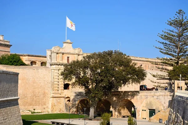 Şehir kapısı ve Şehir Merkezi, Mdina, Malta için önde gelen ootbridge.