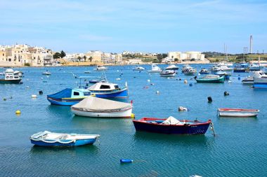 Geleneksel Malta balıkçı tekneleri ve liman, Birzebbuga, Malta.